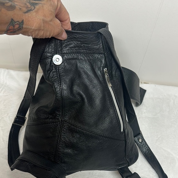 Sleek Black Backpack /Bycketbag with Vertical Zipper - Picture 4 of 13